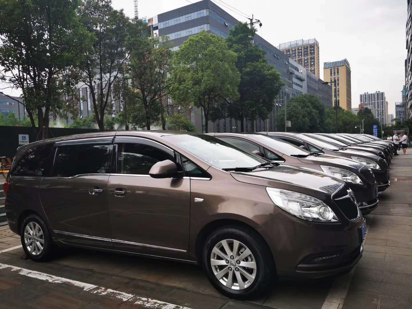 成都租商務車價格|租別克GL8自駕西藏多少錢一天？許多想要去西藏的人們都非常關心價格，今天小編就給大家介紹一款經濟實惠又洋氣的車型。是不是想去西藏的小心心已經壓抑不住了。若你想，那就來成都鐵騎狼戶外俱樂部吧，租一輛寬敞大氣的別克商務車一起去拉薩。下面，我們就來說說成都租別克商務車去拉薩的費用是多少